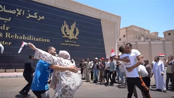 1056 نزيلًا يغادرون مراكز الإصلاح بعفو رئاسي، المفرج عنهم: ربنا ما يحرم حد من الأمل (فيديو وصور)