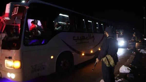 لحظة إجلاء المدنيين وعشائر البدو من محافظة السويداء إلى درعا (فيديو وصور)