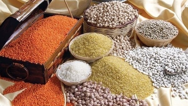 طعام الغلابة لمن استطاع إليه سبيلًا.. الفول المجروش بـ 106 جنيهات والعدس بـ 100.. والأسواق تتجاهل تراجع الدولار