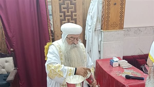 الأنبا تكلا يدشن بعض الأواني بكاتدرائية الشهيد العظيم مارجرجس في قنا (صور)