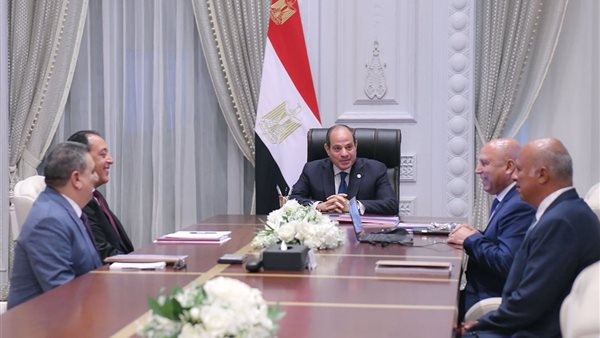 السيسي يتابع الموقف التنفيذي لمشروعات وزارة النقل والصناعة..الرئيس يوجه بالانتهاء من تنفيذها وفق الجداول الزمنية المحددة..تسريع تنفيذ إنشاء المحاور اللوجستية التنموية التي تربط مناطق الإنتاج بالمواني