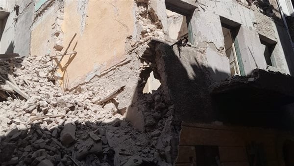 انهيار عقار قديم وتساقط أجزاء من آخر بحي وسط الإسكندرية (صور)
