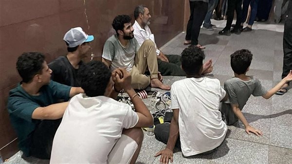 أهالي ساقية مكي يشحنون هواتفهم المحمولة بمحطة المترو بسبب استمرار انقطاع الكهرباء (صور)