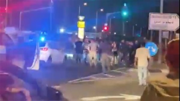 مستوطنون يقطعون الطريق أمام شاحنات المساعدات المتجهة إلى قطاع غزة ويعتدون عليها (فيديو)