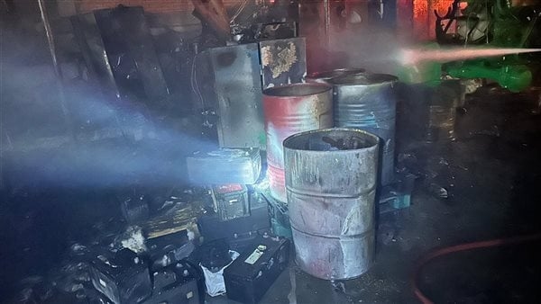 السيطرة على حريق بمصنع كريازي في العبور (صور)