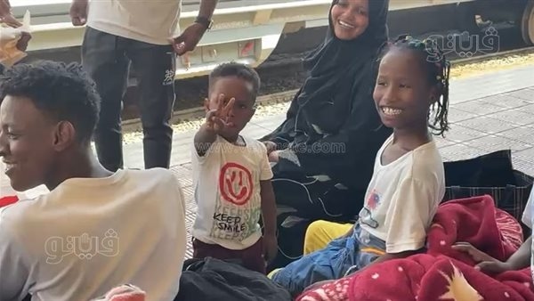 فرحة النصر في عيون اللاجئين، قطار أسوان ينقل العائلات السودانية إلى حضن الوطن