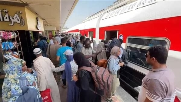 لحظة وصول القطار الثاني محطة رمسيس استعدادا لنقل السودانيين إلى بلدهم (فيديو)