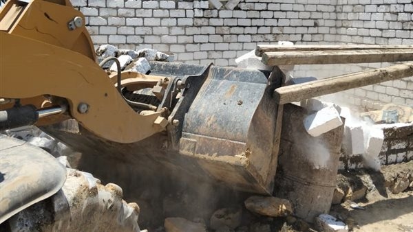 تنفيذ 4 حالات إزالة تعدي على أراضي أملاك الدولة في قنا