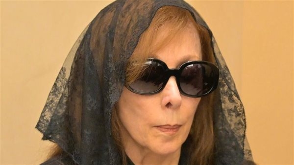 انحنت أمامها وقبلت يدها، مشهد مؤثر بين ماجدة الرومي وفيروز بجنازة زياد الرحباني (فيديو)