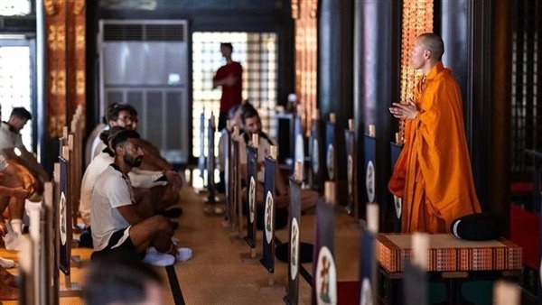 سر تواجد محمد صلاح في معبد بوذي باليابان