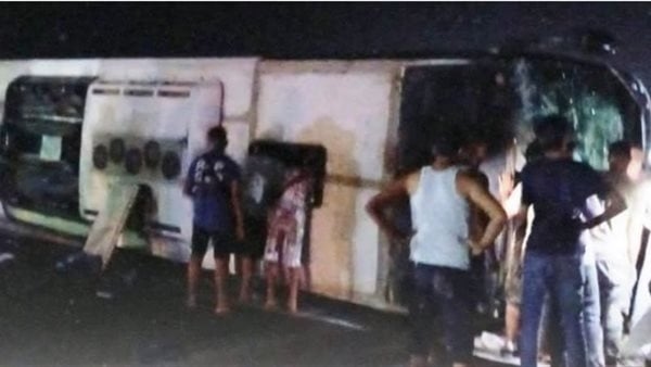 الرحلة قلبت غم، مصرع شخص وإصابة 59 آخرين في انقلاب أتوبيس بطريق مطروح الإسكندرية