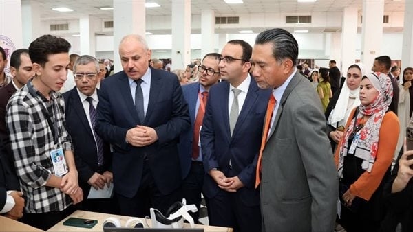 رئيس جامعة القناة ونائب محافظ الإسماعيلية يشهدان معرض الابتكارات الطلابية (صور)
