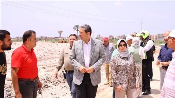 محافظ دمياط يتابع أعمال رصف طريق كفر سليمان ضمن مشروع "حياة كريمة"