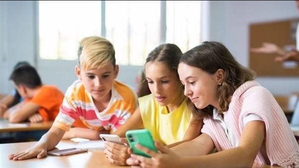تختلف في البنات عن الصبيان، دراسة تكشف تأثير استخدام الهواتف بسن مبكرة على الصحة النفسية