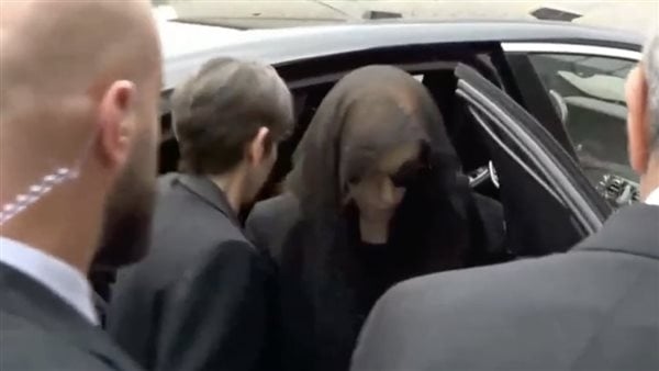 فيروز تصل كنيسة رقاد السيدة في اليوم الثاني من مراسم عزاء ابنها زياد الرحباني