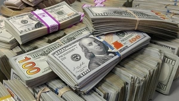 صعود مفاجئ للدولار في البنوك المصرية بمنتصف تعاملات اليوم