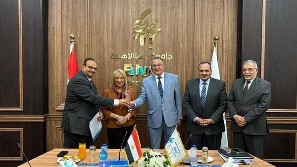 رئيس مجلس أمناء جامعة بنها الأهلية يكرم مديرى البرامج وأمين عام الجامعة السابقين