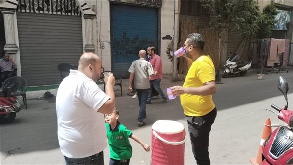 اروي عطشك يا حران، حملة لتوزيع العصائر المثلجة على المواطنين بالإسكندرية (فيديو وصور)