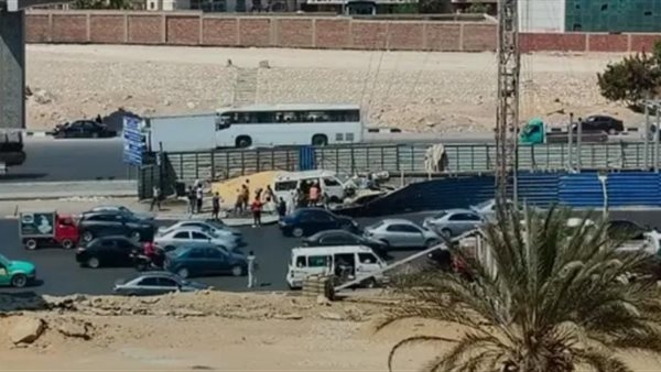 القبض على سائق ميكروباص بعد اصطدامه بحاجز الأتوبيس الترددي أعلى الطريق الدائري (صور)