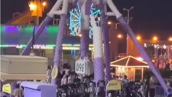 مشهد مروع، لحظة سقوط لعبة بركابها في أحد الملاهي بالسعودية (فيديو)