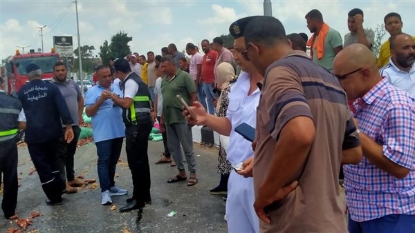 انقلاب سيارة محملة بالبطاطا على طريق المنصورة - ميت غمر في الدقهلية