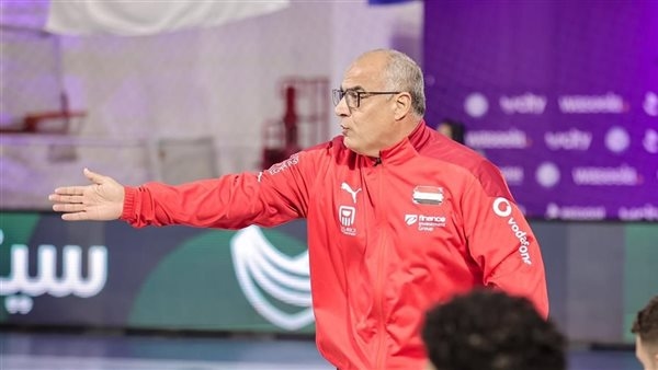 أزمة صحية مفاجئة لـ مدرب منتخب الناشئين قبل أيام من مونديال اليد
