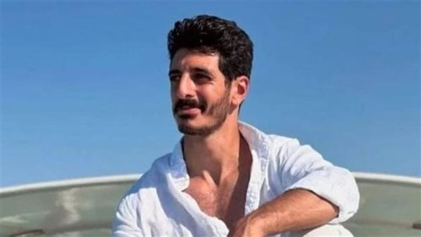 في بث مباشر، التيك توكر شاكر يتوعد بمقاضاة مروجي شائعة القبض عليه