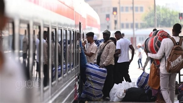 وداعا مصر، شاهد لحظة انطلاق قطار السودانيين من محطة رمسيس (فيديو وصور)