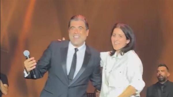 وائل كفوري يتفاجأ بمعجبة على المسرح خلال حفله في لبنان، شاهد ماذا فعل (فيديو)