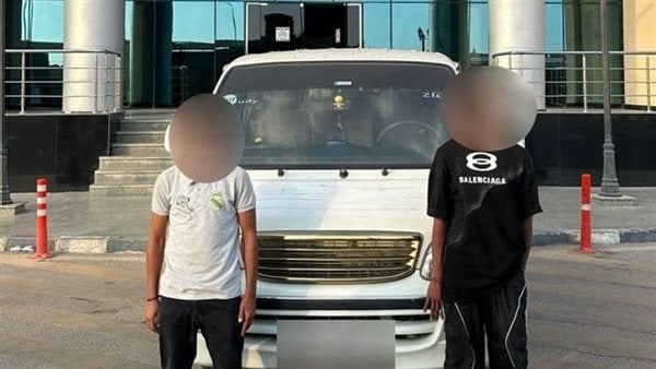 بعد تداول فيديو، ضبط سائق وطالب بتهمة تعاطي المخدرات داخل ميكروباص