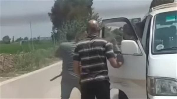 الداخلية تكشف ملابسات فيديو اعتداء سائق ميكروباص بحديدة على راكب في الغربية