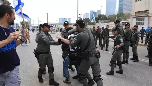 لحظة اعتداء شرطة الاحتلال على تظاهرة للمستوطنين في تل أبيب