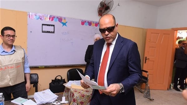 وزير العمل يدلي بصوته في انتخابات مجلس الشيوخ بالتجمع الخامس