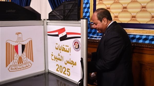 لحظة إدلاء الرئيس السيسي بصوته في انتخابات مجلس الشيوخ (صور)