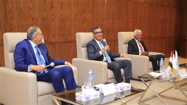 محذرا من رفع غير المبرر للأسعار ، وزير التموين: مبادرة خفض الأسعار تنطلق بالشراكة مع القطاع الخاص، استقرار بعض السلع أبرزها السكر والبيض، إلغاء عقوبات الحبس للبقالين