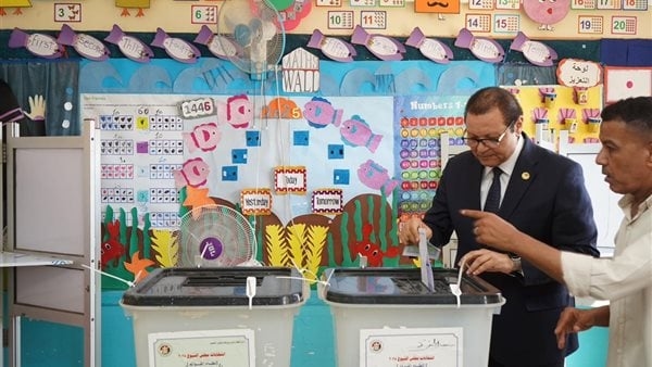 رئيس الهيئة العامة للاعتماد والرقابة الصحية يدلي بصوته بانتخابات مجلس الشيوخ 2025