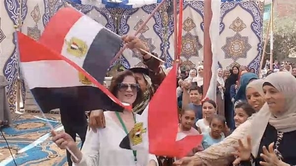 في طوابير السيدات، إحدى المتابعات تلوح بعلم مصر في انتخابات الشيوخ بالقليوبية (فيديو)