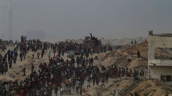 هندسة الفوضى وتجويع غزة، استشهاد العشرات في انقلاب شاحنة مساعدات أجبرت على تغيير خط السير