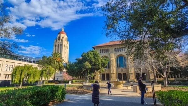 جامعة ستانفورد الأمريكية تسرح أكثر من 360 موظفا بسبب سياسات ترامب