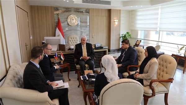 وزير التعليم العالي يبحث سبل تعزيز التعاون مع سفير التشيك