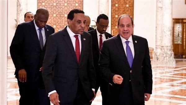 دعم وإعادة إعمار، رسائل السيسي لرئيس وزراء السودان (صور)