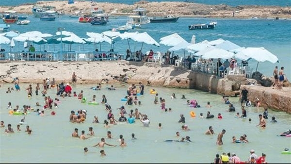 بسبب ارتفاع الأمواج، رفع الرايات الحمراء والصفراء على شواطئ الإسكندرية