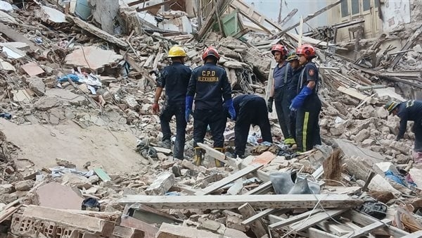 عقار البراجيل، المعاينة تكشف انهيار أجزاء من الطابق العلوي ووقوع إصابات