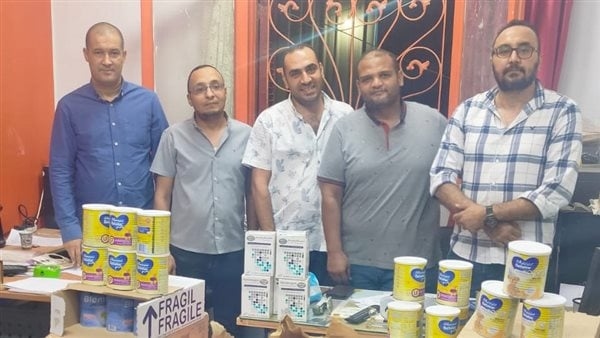 التحفظ على ألبان وأدوية مجهولة المصدر داخل عيادة أطفال في سوهاج