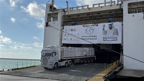 تفريغ السفينة الإماراتية "خليفة الإنسانية 8" بميناء العريش تمهيدًا لإدخال المساعدات إلى غزة