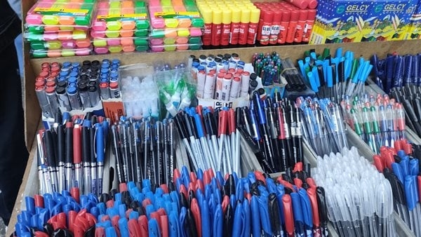 طقم الجاف يبدأ من 9 جنيهات، أسعار الأقلام استعدادًا لعودة المدارس