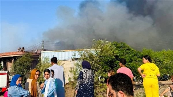 شاهد، اللحظات الأولى لحريق مصنع بطريق المحلة