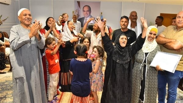 محافظ أسيوط يسلم أهالي عرب المدابغ تعويضات مالية ضمن تطوير المناطق غير الآمنة (صور)