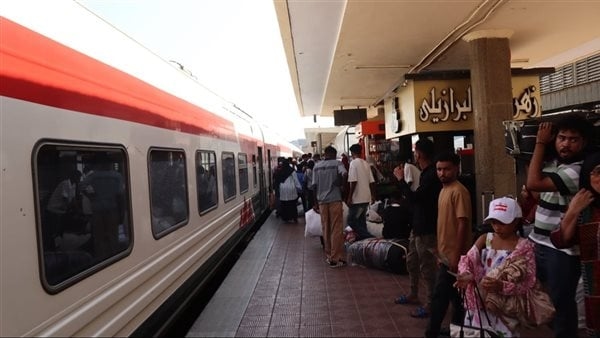 نجاة مواطن من موت محقق أسفل عجلات قطار بالإسماعيلية
