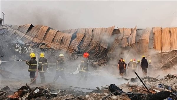 حريق يلتهم مصنع أحذية بالخانكة، ومحافظ القليوبية يتابع الموقف ميدانيا (صور)